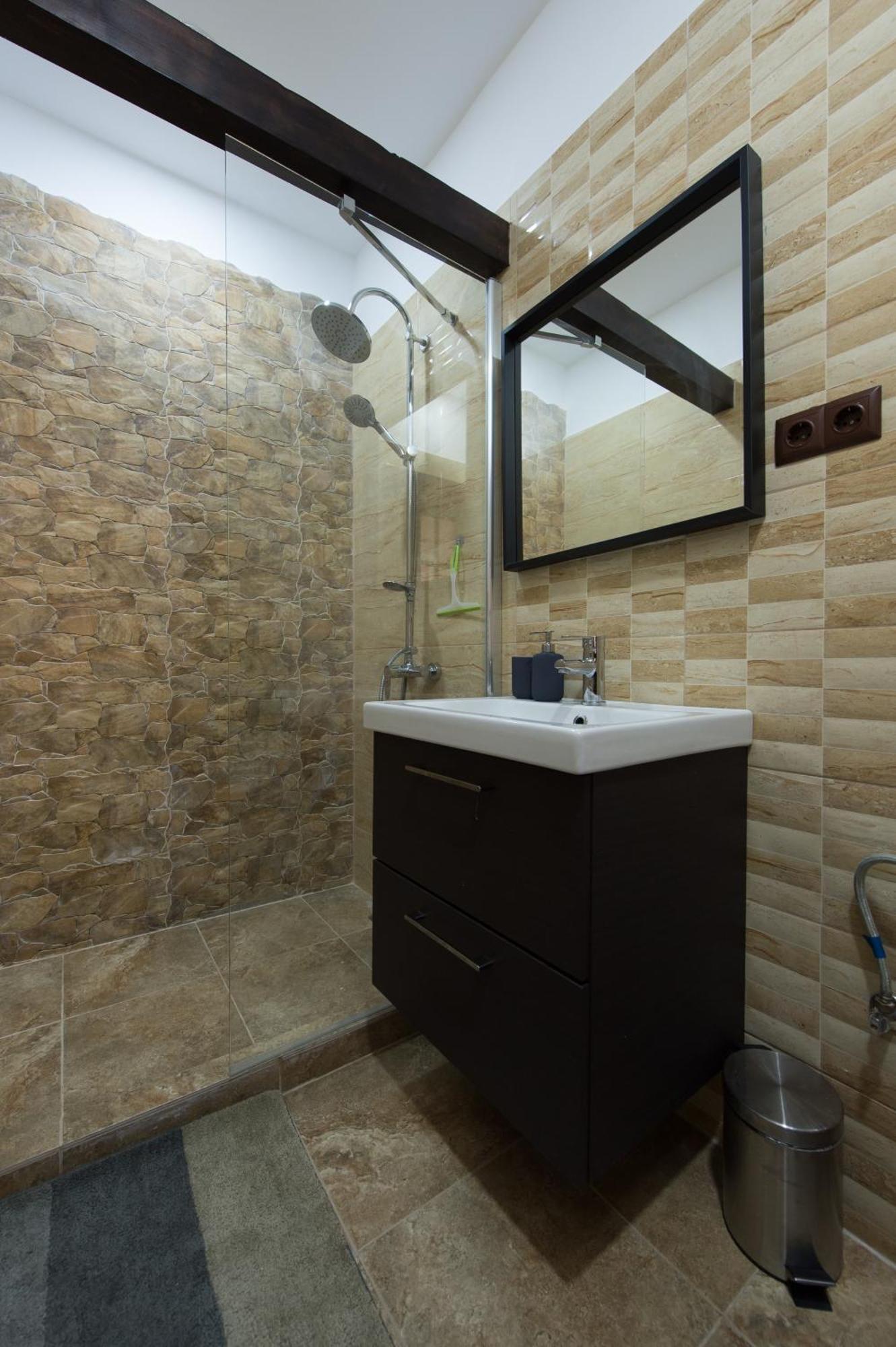Lovely Brasov Flat With Patio And Mountain Views Eksteriør billede