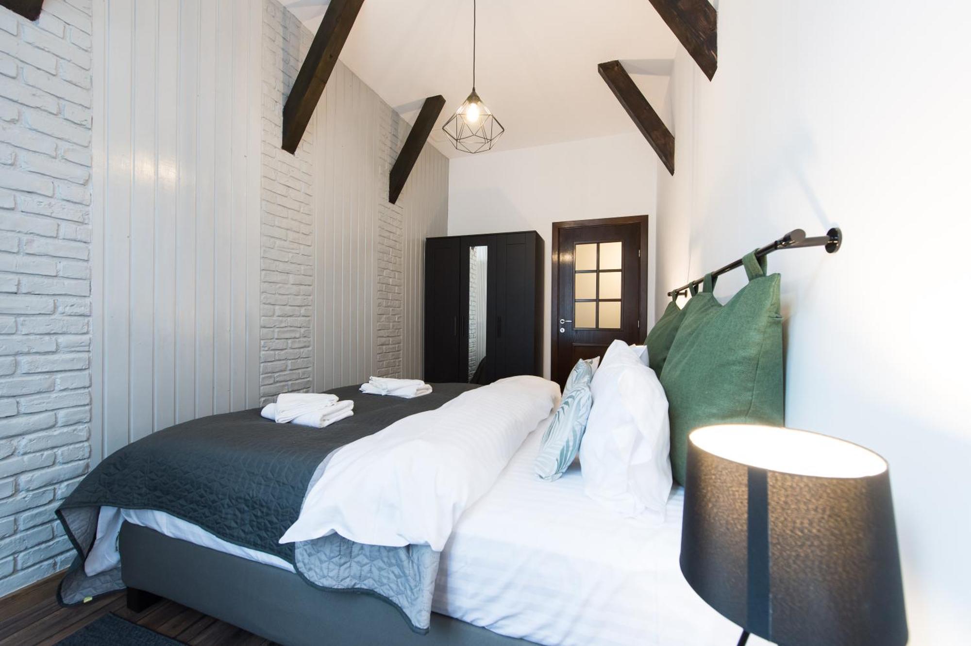 Lovely Brasov Flat With Patio And Mountain Views Eksteriør billede