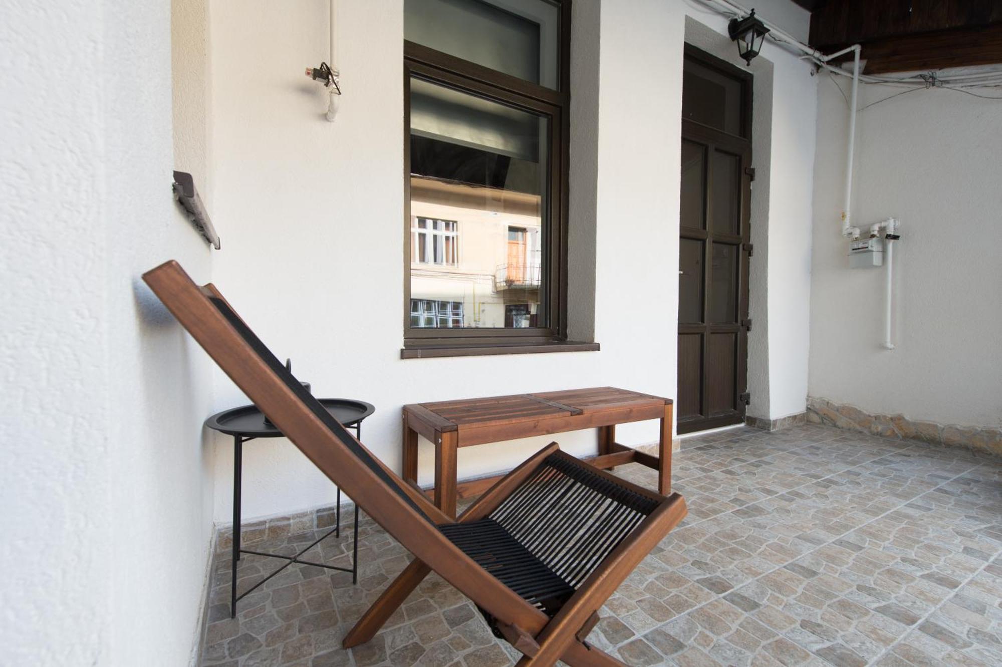 Lovely Brasov Flat With Patio And Mountain Views Eksteriør billede