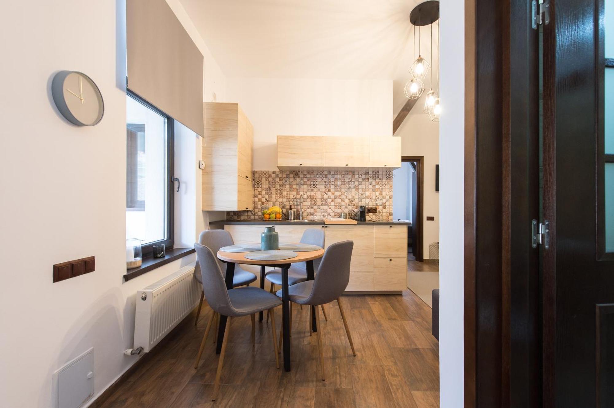 Lovely Brasov Flat With Patio And Mountain Views Eksteriør billede