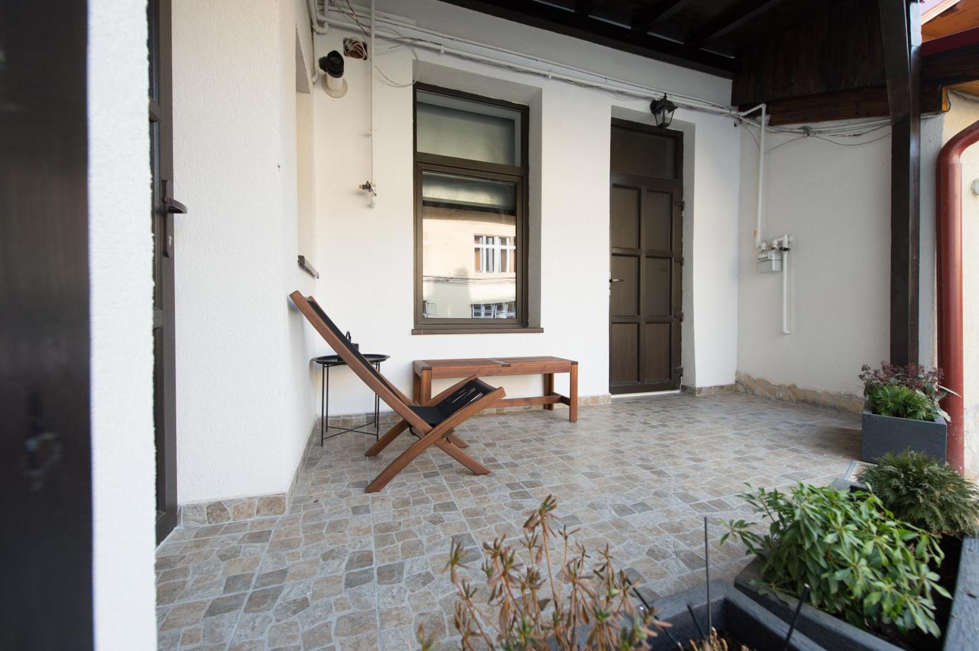 Lovely Brasov Flat With Patio And Mountain Views Eksteriør billede