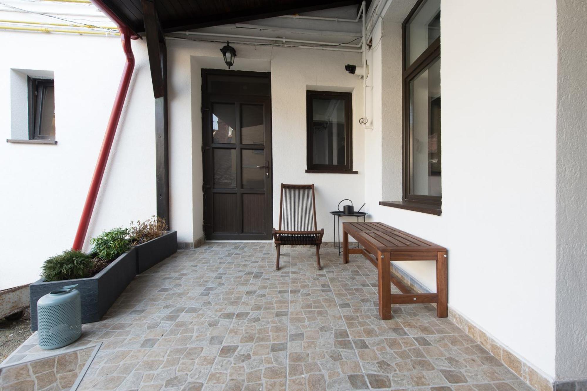 Lovely Brasov Flat With Patio And Mountain Views Lejlighed Eksteriør billede