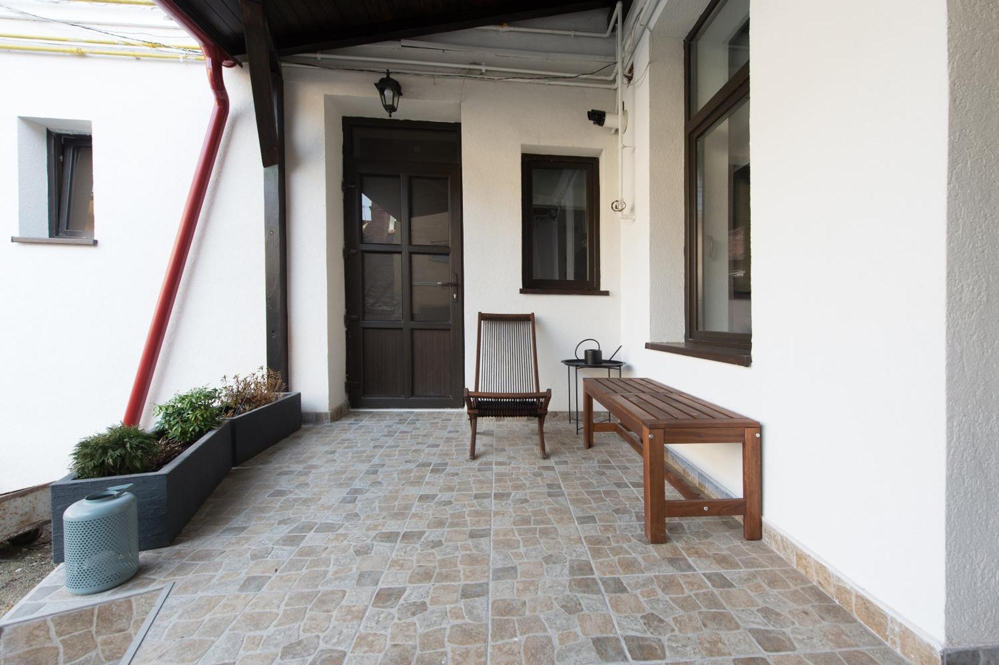 Lovely Brasov Flat With Patio And Mountain Views Eksteriør billede