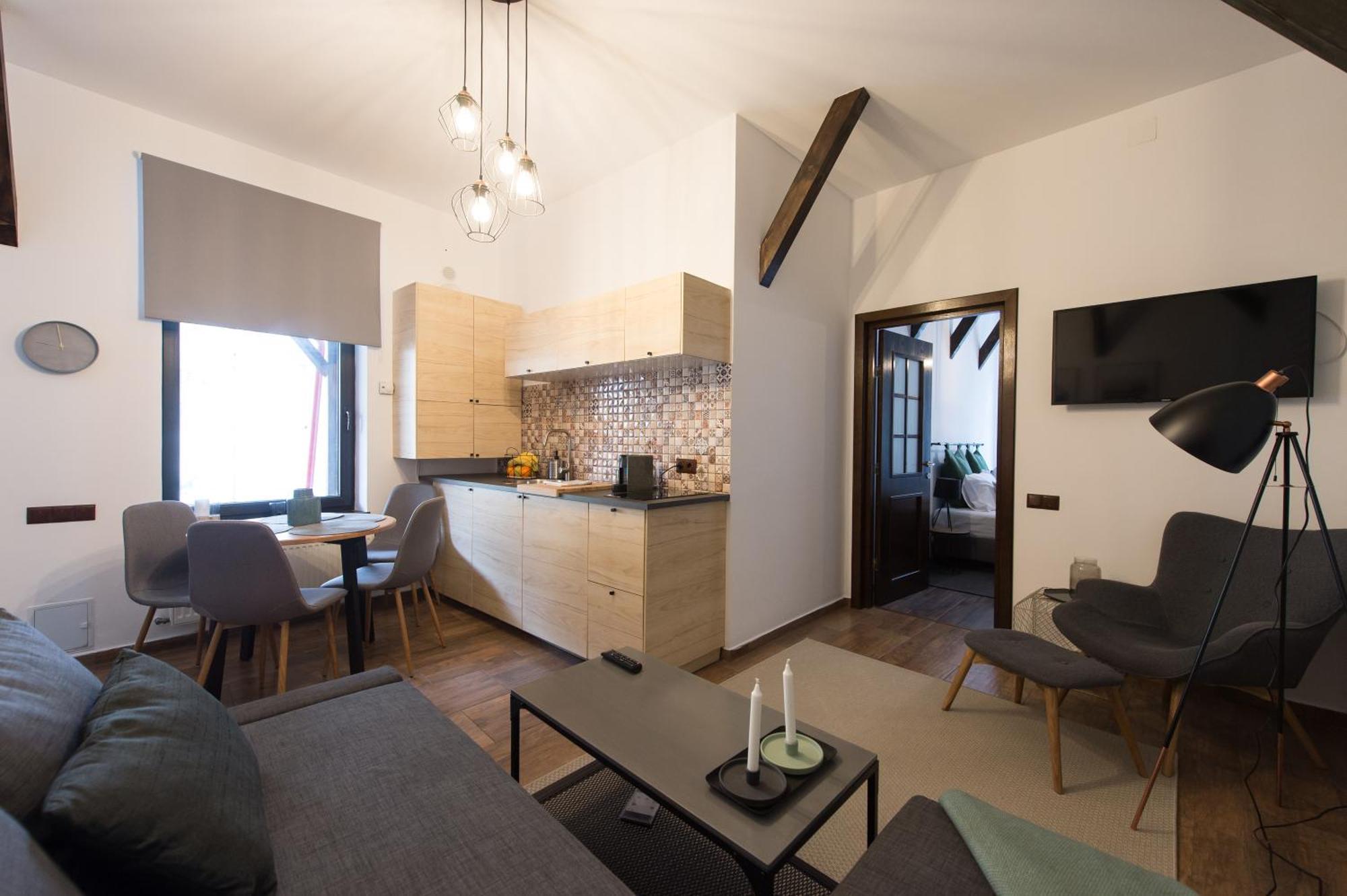 Lovely Brasov Flat With Patio And Mountain Views Eksteriør billede