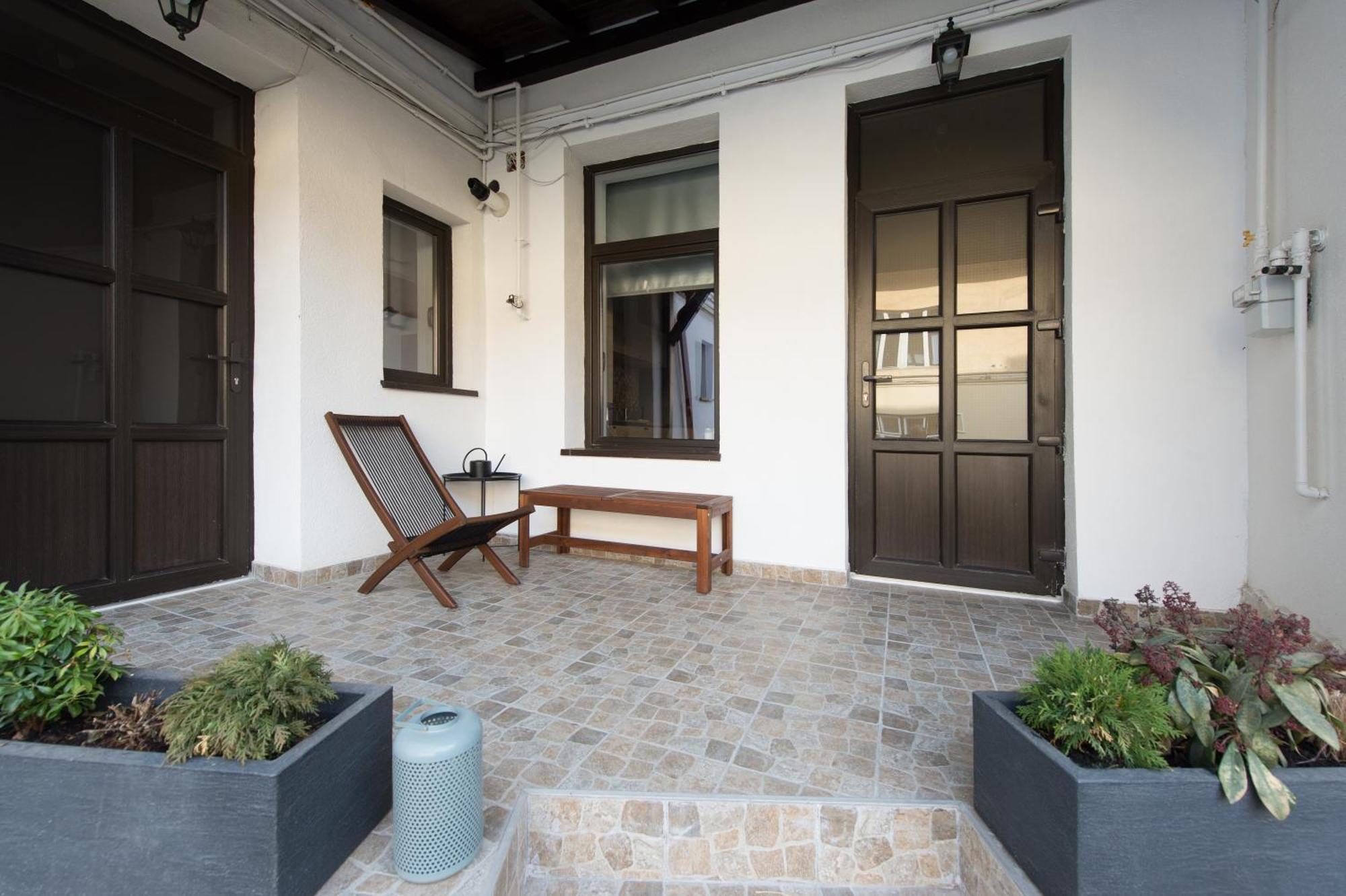 Lovely Brasov Flat With Patio And Mountain Views Eksteriør billede