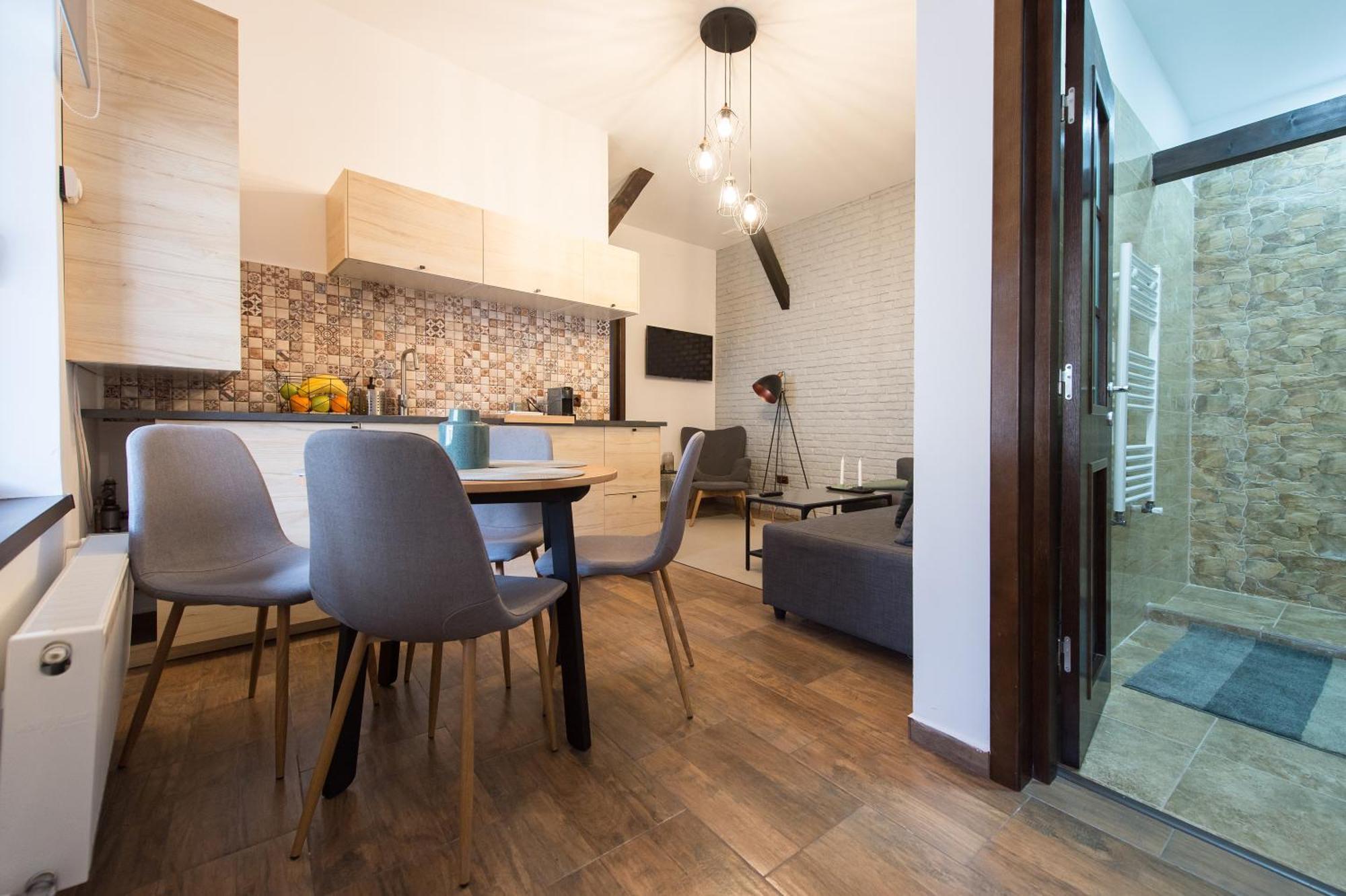 Lovely Brasov Flat With Patio And Mountain Views Eksteriør billede