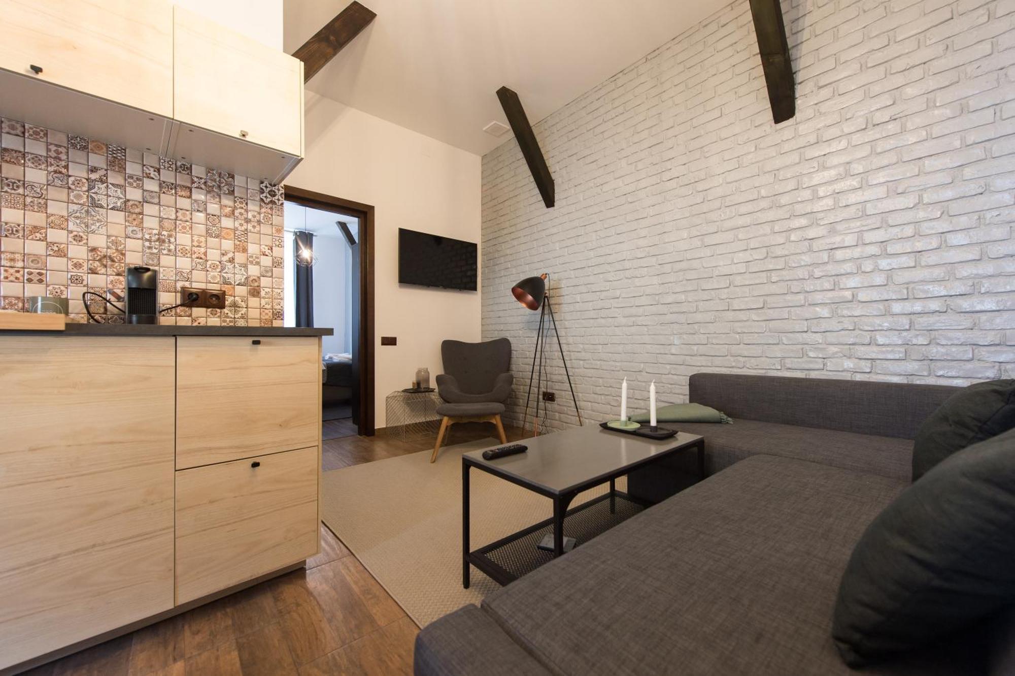 Lovely Brasov Flat With Patio And Mountain Views Eksteriør billede